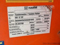 HAMM HD12 VV Tandemwalze mit Streuer