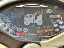 HAMM HD12 VV Tandemwalze mit Streuer