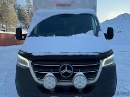Mercedes-Benz Sprinter 4x2 Box Truck with lift and side door