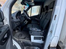 Mercedes-Benz Sprinter 4x2 Box Truck with lift and side door