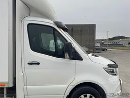 Mercedes-Benz Sprinter 4x2 box truck.