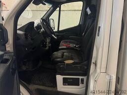 Mercedes-Benz Sprinter 4x2 box truck.