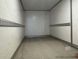 Mercedes-Benz Sprinter 4x2 box truck.