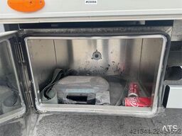 Mercedes-Benz Sprinter 4x2 box truck.