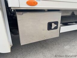 Mercedes-Benz Sprinter 4x2 box truck.