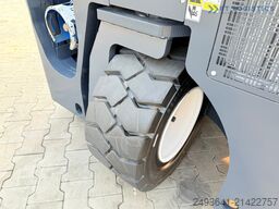 Combilift C4000CB TRIPLEX 5200MM FREE-LIFT TOP 1