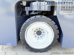 Combilift CB3000 GAS TRIPLEX 4900 FREE-LIFT
