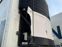 Schmitz Cargobull box semi-trailer with Carrier unit