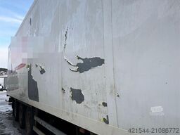 Schmitz Cargobull box semi-trailer with Carrier unit