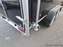Variant schwarz breit stark gebremst