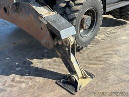 Caterpillar M313D VA - Outriggers + Blade
