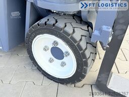Combilift CB2500 GAS TRIPLEX 4900 FORK POSITIONER
