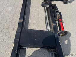 Hammar 140B Sideloader – One Lifting Arm Replaced in 2021