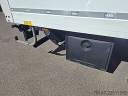 FUSO Canter 7C18 3-Sitzer Klima Koffer Ladebordwand