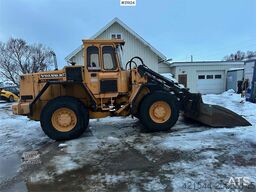 Volvo L70 Wheel Loader with Folding Wing Bucket, Pallet