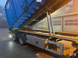 Istrail hook trailer with tipper