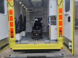 Mercedes-Benz Sprinter Stryker Power-Load Rettungswage