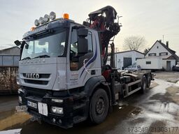 Iveco Stralis 450 mit Abroller und Ladekran