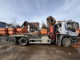 Iveco Stralis 450 mit Abroller und Ladekran