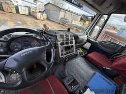 Iveco Stralis 450 mit Abroller und Ladekran