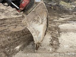 CAT 325FLCR with Engcon rototilt and grading bucket