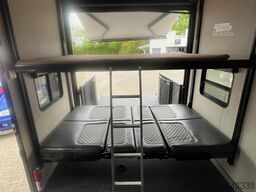 Peterbilt 579 Torque Toy Hauler USA