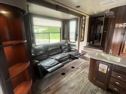 Peterbilt 579 Torque Toy Hauler USA