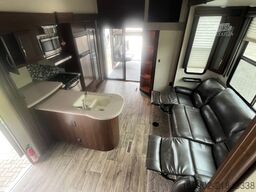 Peterbilt 579 Torque Toy Hauler USA