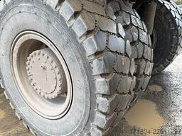 Komatsu HD325-7