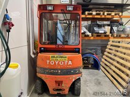 Toyota FBMF20 electric forklift with defective battery.