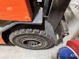 Toyota FBMF20 electric forklift with defective battery.