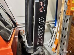 Toyota FBMF20 electric forklift with defective battery.