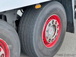 SCHMITZ CARGOBULL SKO 24 THERMO KING SLX 200 ONLY 3645 ENGINE HOUR