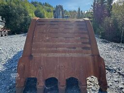 Volvo EC700C Tracked Excavator – Digging Bucket and Soos
