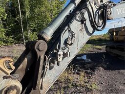 Volvo EC240CL Tracked Excavator – Digging Bucket