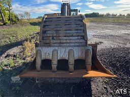 Volvo EC240CL Tracked Excavator – Digging Bucket
