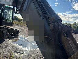 Volvo EC240CL Tracked Excavator – Digging Bucket