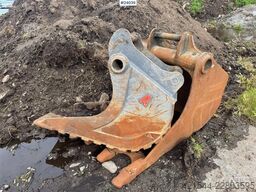 Volvo ECR235EL Excavator w/ Rototilt, 3 buckets, GPS and