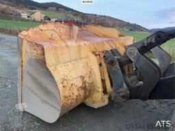 Volvo L120B Wheel loader with bucket