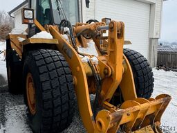 CASE 721B Wheel Loader with bucket