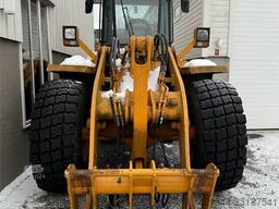 CASE 721B Wheel Loader with bucket