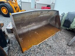 CASE 721B Wheel Loader with bucket