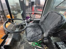 CASE 721B Wheel Loader with bucket