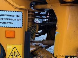 CASE 721B Wheel Loader with bucket