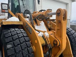CASE 721B Wheel Loader with bucket