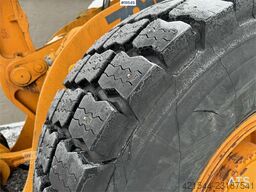 CASE 721B Wheel Loader with bucket