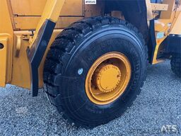 CASE 721B Wheel Loader with bucket