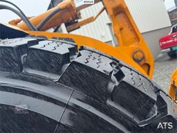 CASE 721B Wheel Loader with bucket