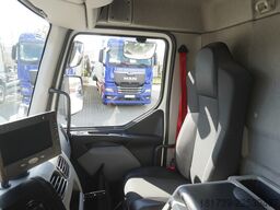 Renault D12 / Lamberet refrigerated truck / lift