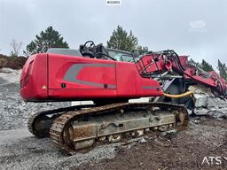 Liebherr R922 crawler excavator with digging bucket and 201